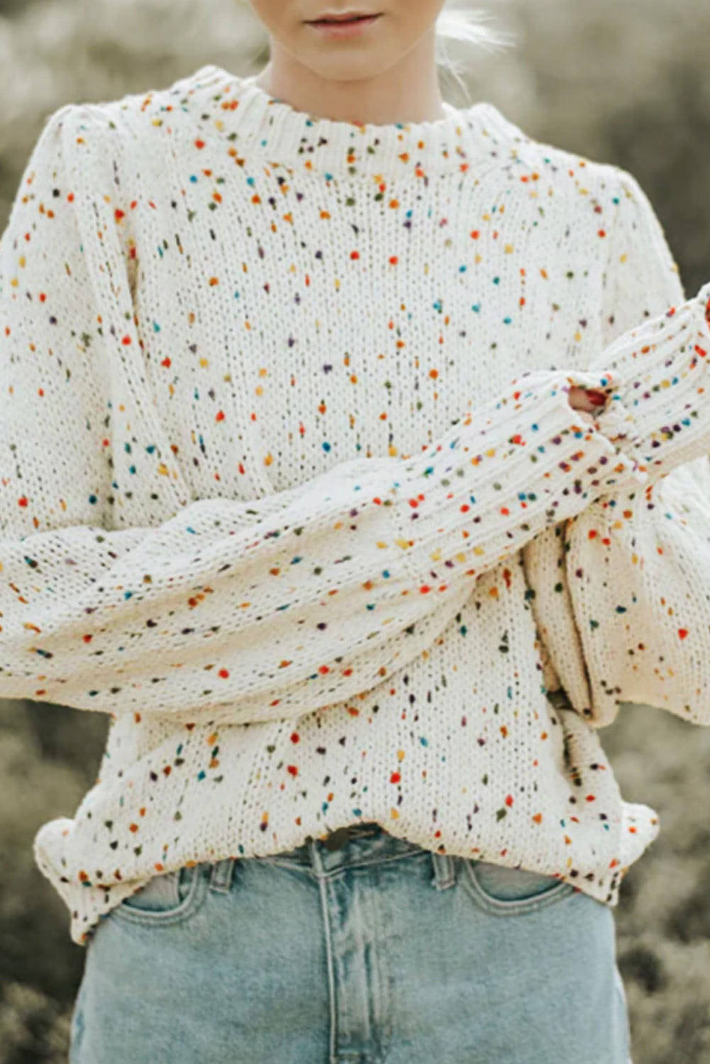 Pull à col rond en tricot torsadé à pois colorés et confettis beige