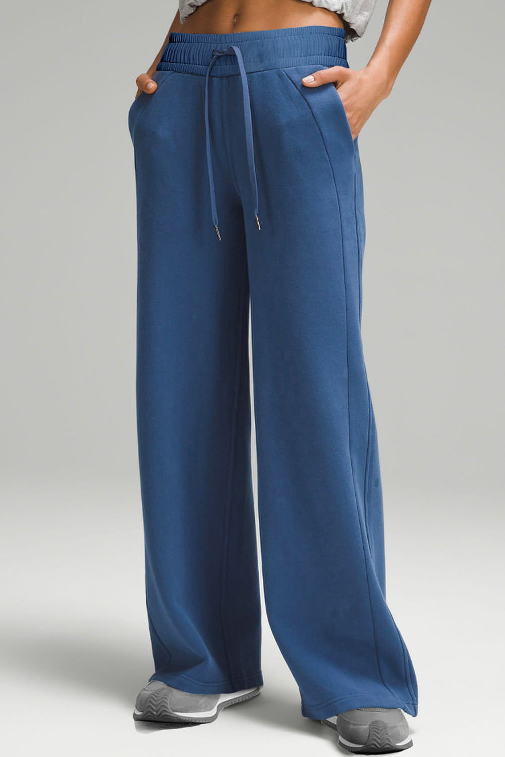 Pantalones deportivos de cintura alta, pernera ancha, bolsillos y cordón ajustable en azul marino