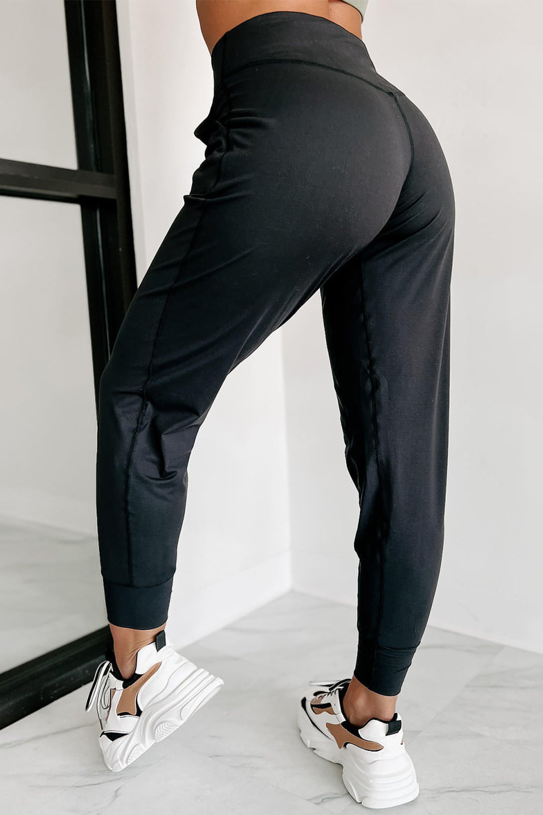 Schwarze Jogginghose mit freiliegender Naht und hoher Taille und Taschen