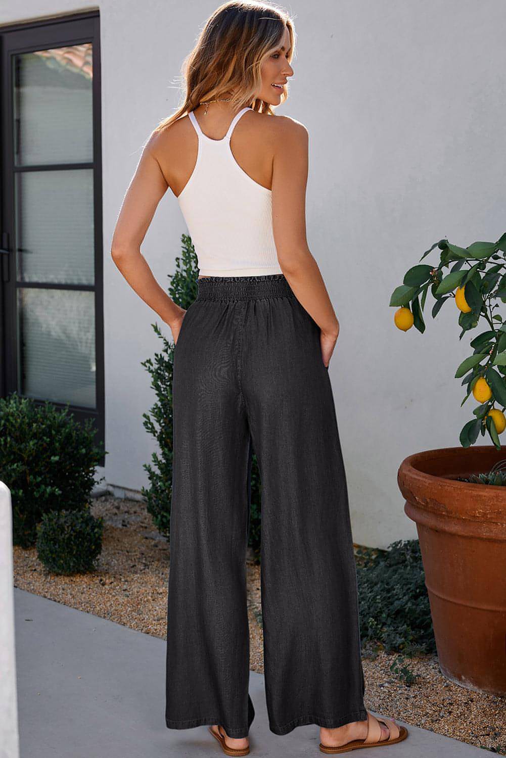 Jean noir smocké taille haute à jambes larges et poches latérales