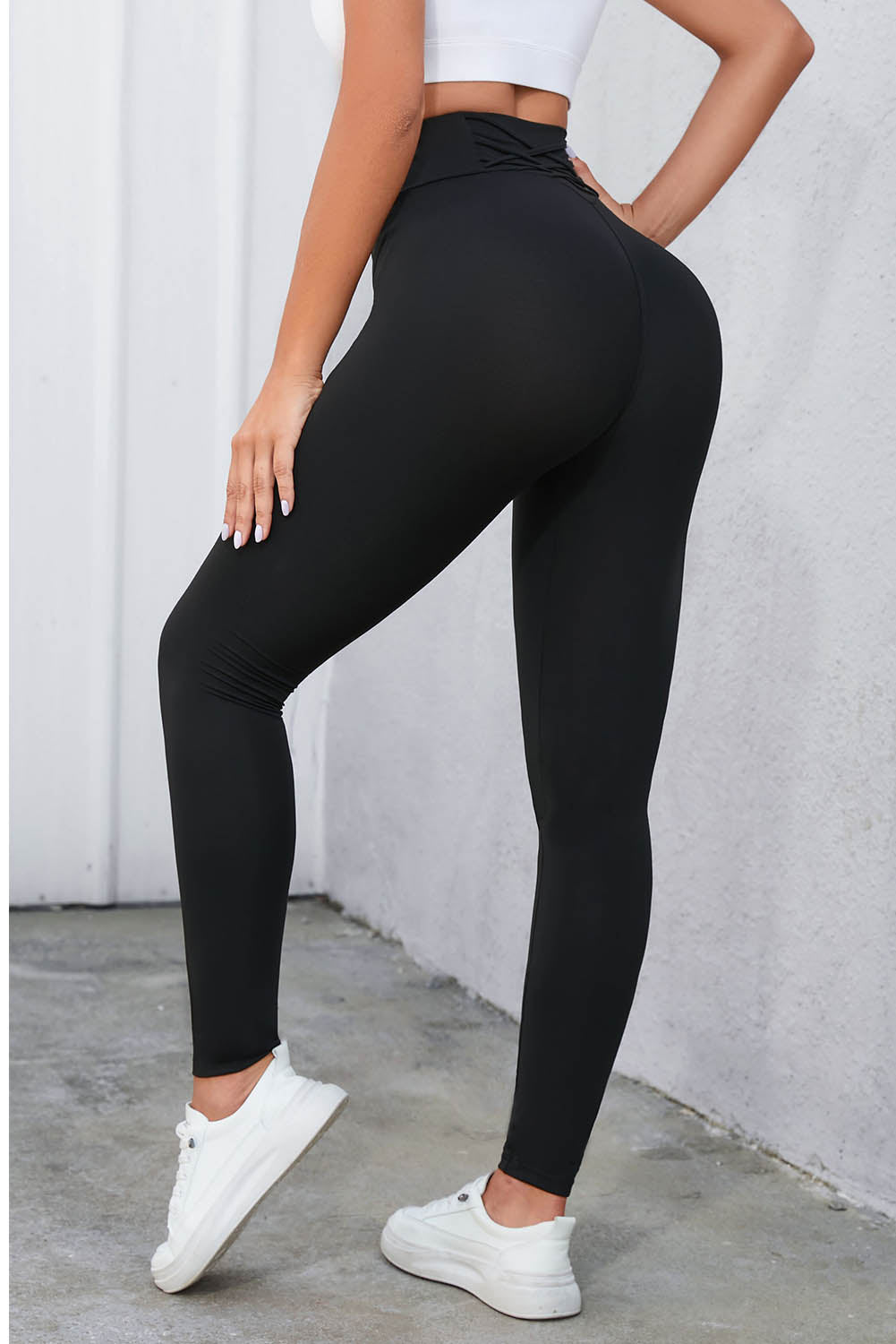 Leggings negros de cintura alta con control de abdomen y diseño entrecruzado