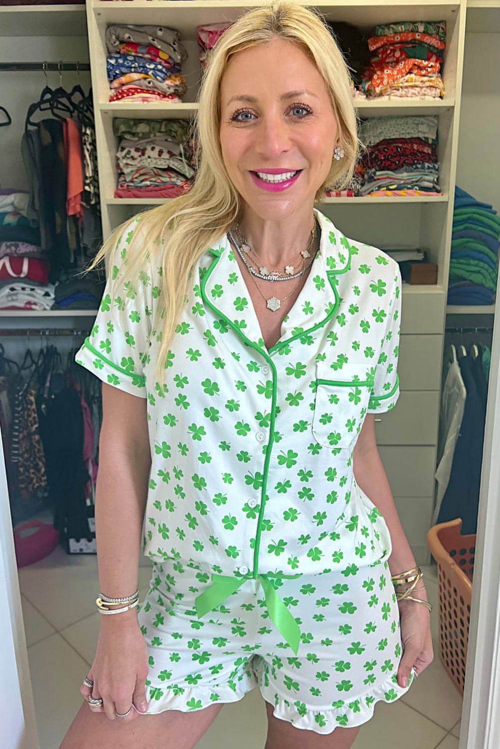 Pyjama-Set mit kurzen Ärmeln und gerüschten Shorts mit grünem Kleeblattmuster