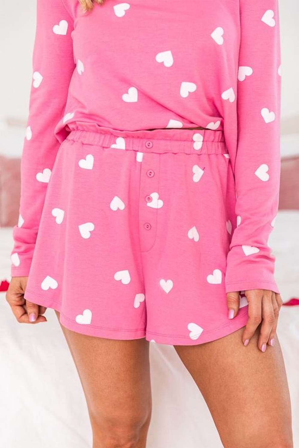 طقم تي شيرت وسروال قصير بأكمام طويلة وطباعة قلب من Pink Valentine