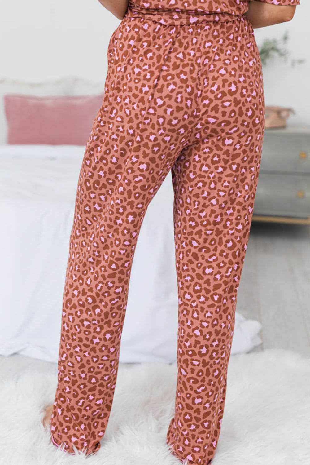 Smeđa majica s leopard printom kratkih rukava i komplet pidžame s hlačama
