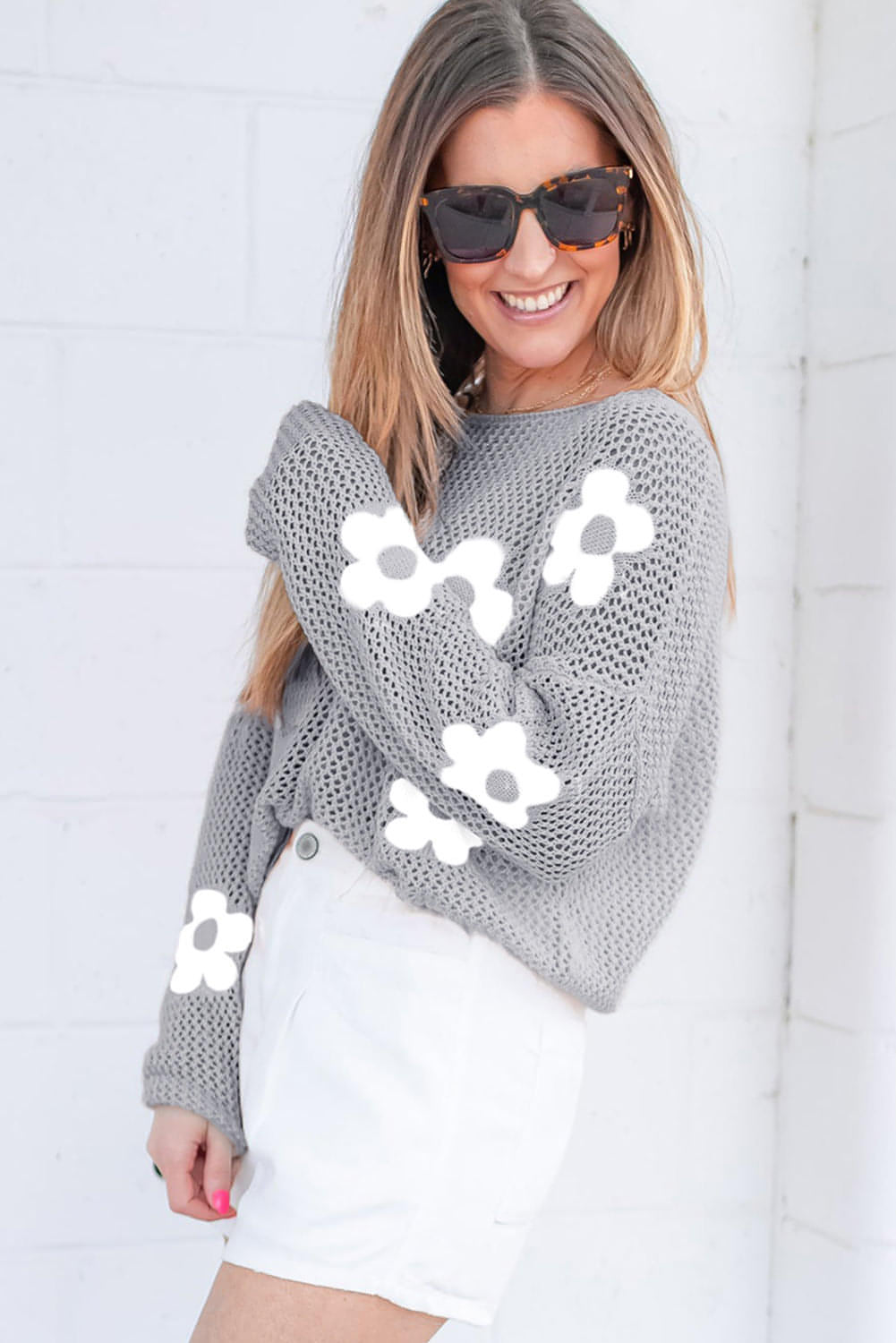 Maglione con spalle scese in maglia lavorata a fiore grande grigio chiaro