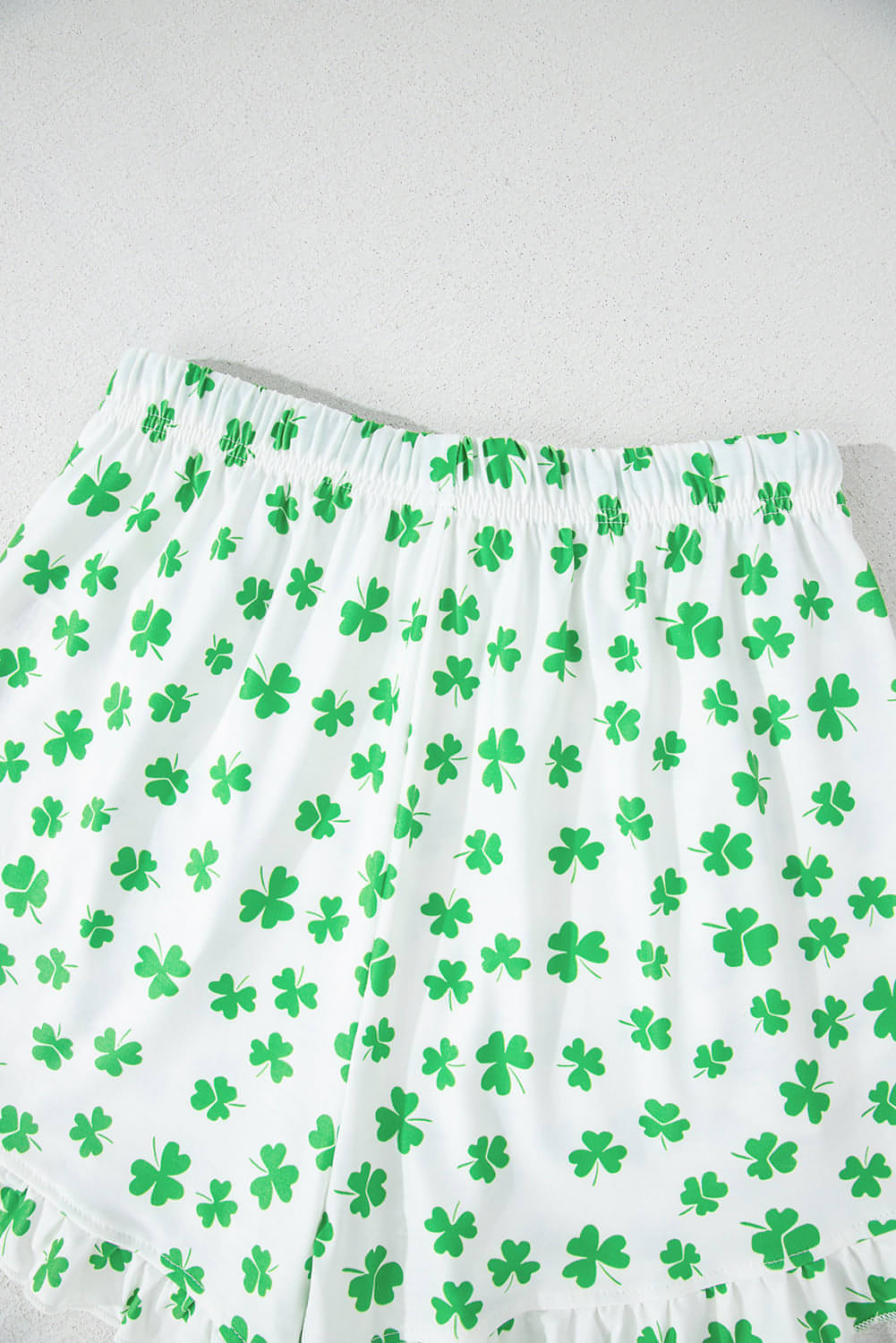 Pyjama-Set mit kurzen Ärmeln und gerüschten Shorts mit grünem Kleeblattmuster