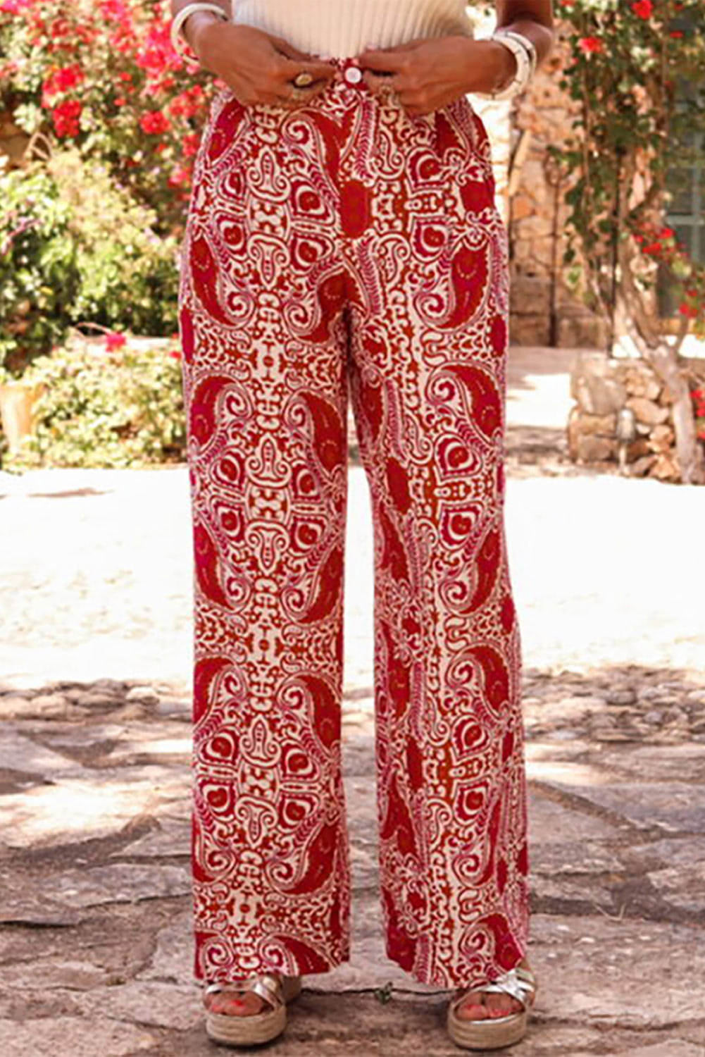 Rote, mit Paisleymuster bedruckte, geknöpfte Hose mit geradem Bein und hoher Taille