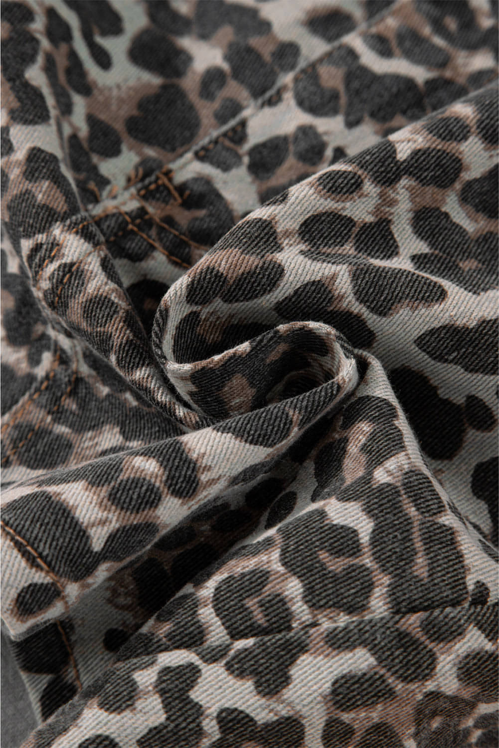 Khakifarbener Denim-Minirock mit Leopardenmuster