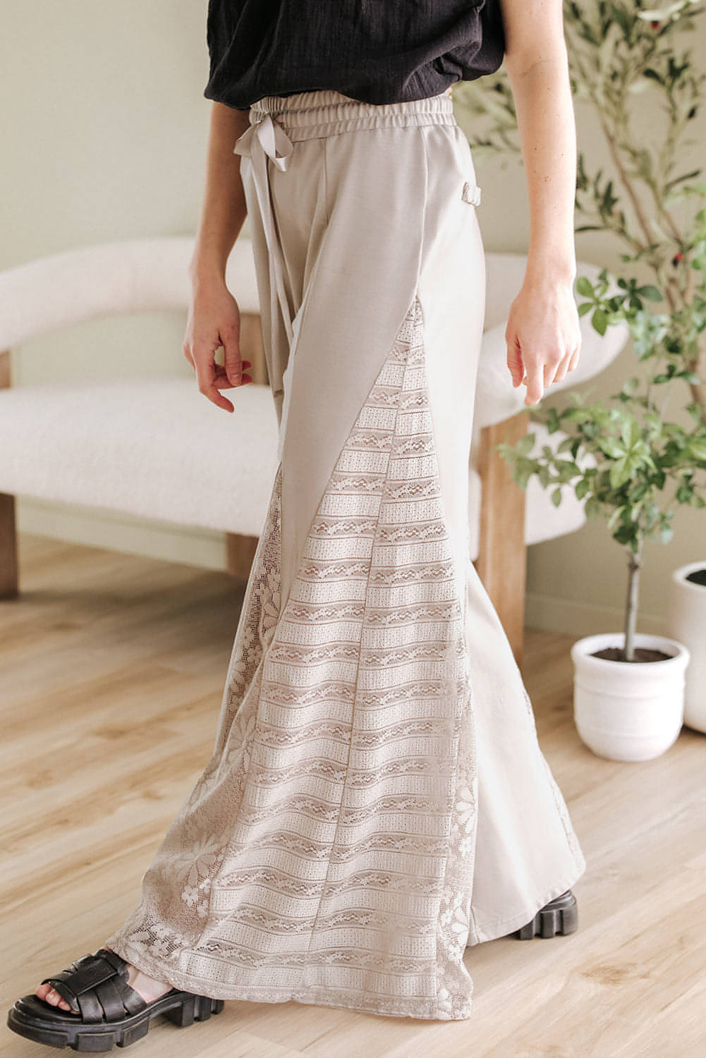 Pantalones anchos de cintura alta con parches de encaje estilo bohemio en gris humo