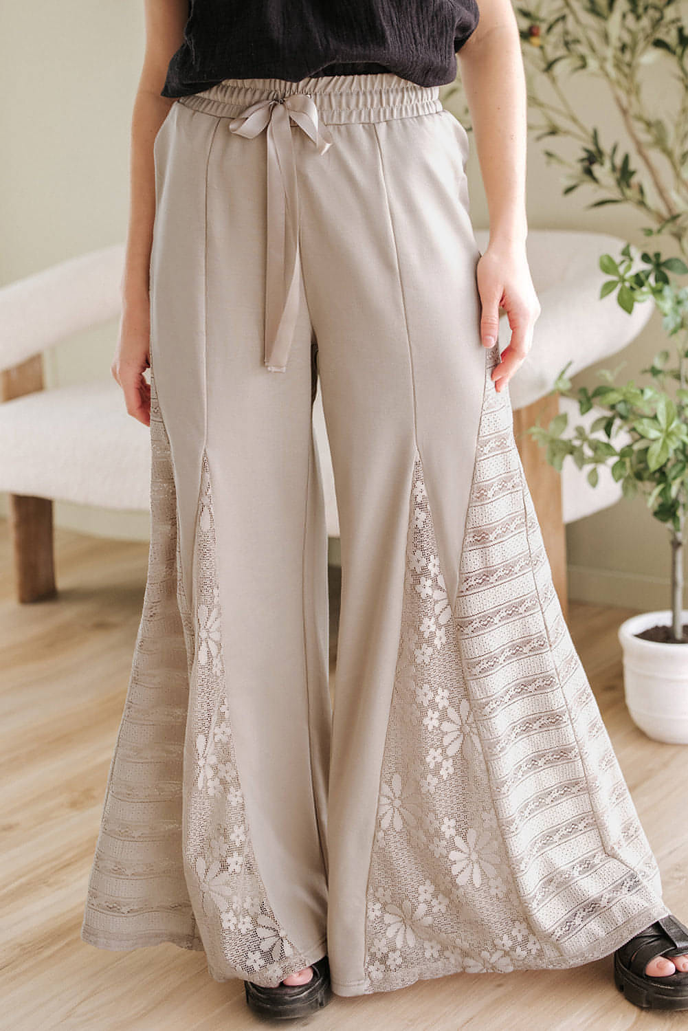 Pantalones anchos de cintura alta con parches de encaje estilo bohemio en gris humo
