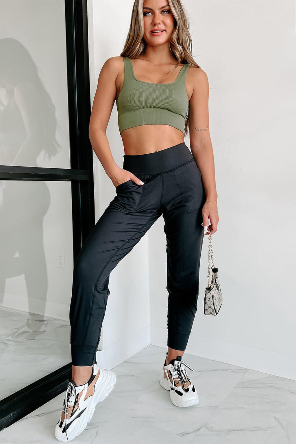 Schwarze Jogginghose mit freiliegender Naht und hoher Taille und Taschen