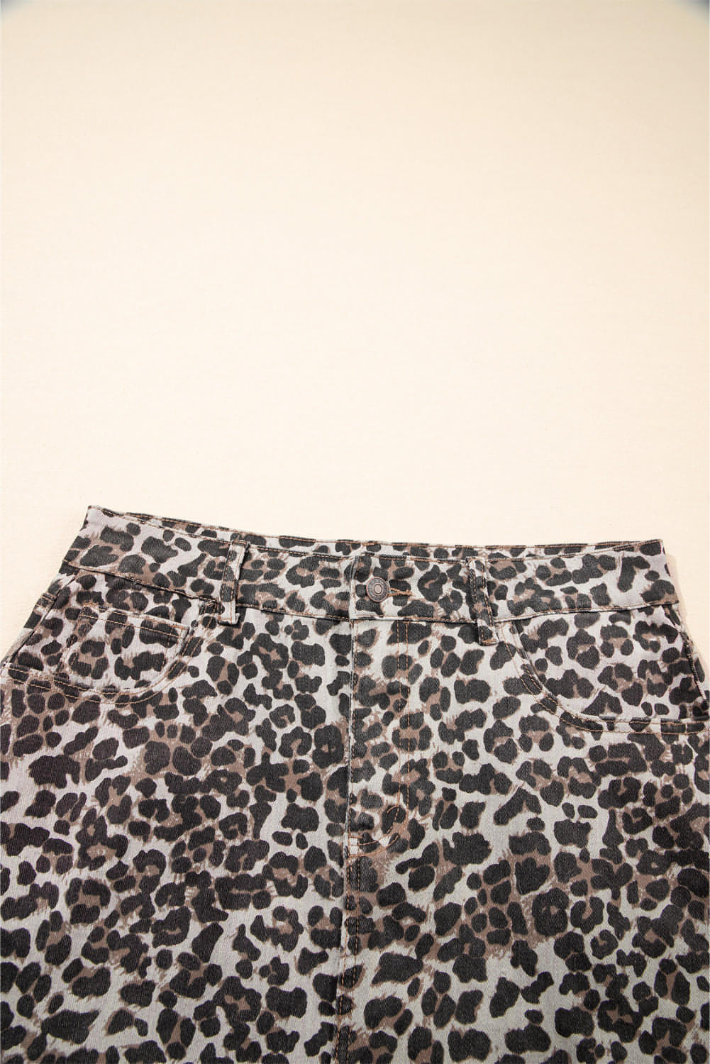Khakifarbener Denim-Minirock mit Leopardenmuster