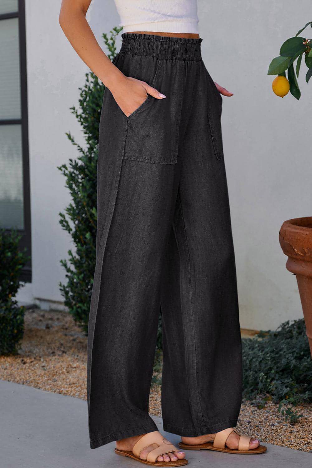 Jean noir smocké taille haute à jambes larges et poches latérales