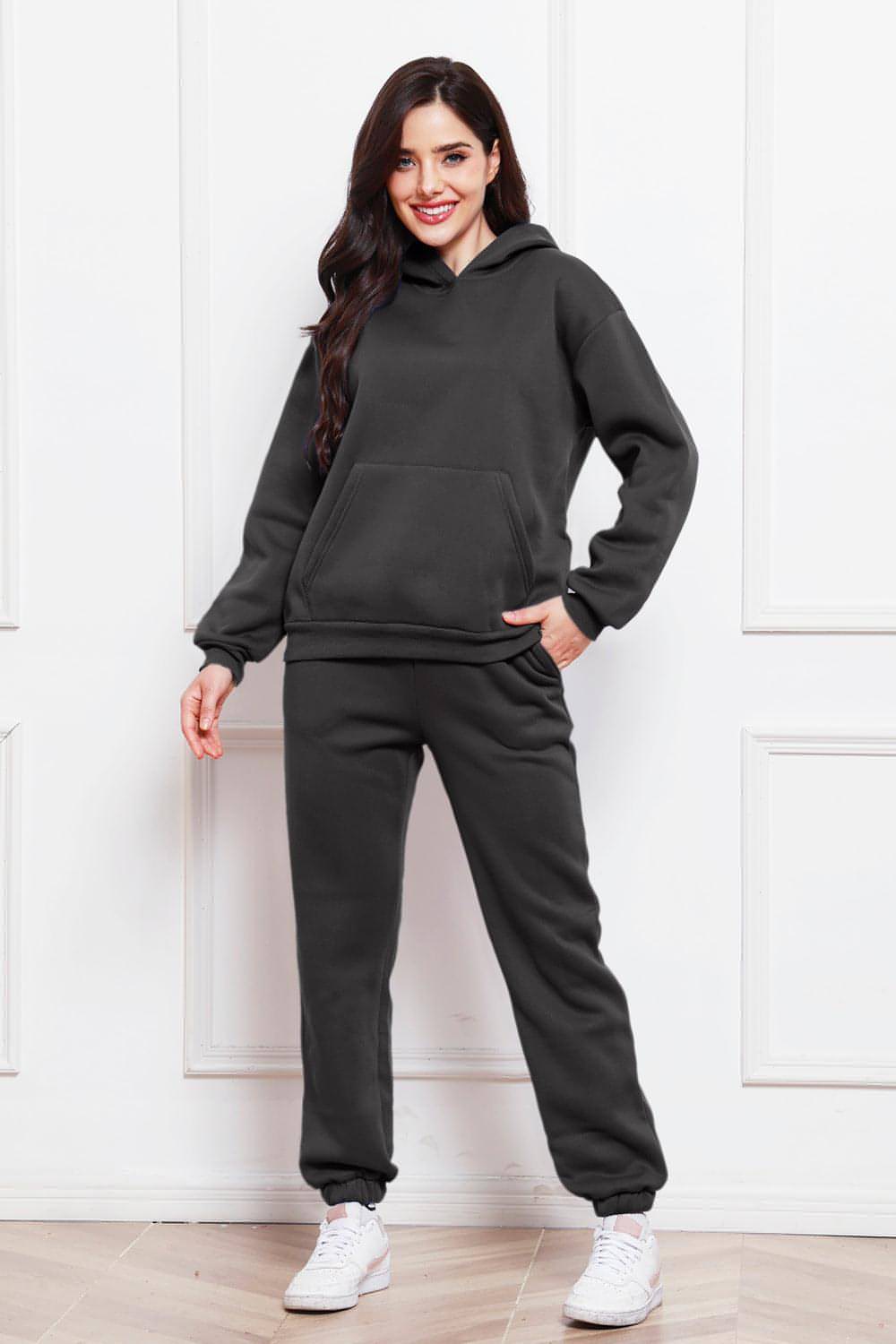 Set aus Kapuzenpullover mit überschnittenen Schultern und langärmligem Hosen
