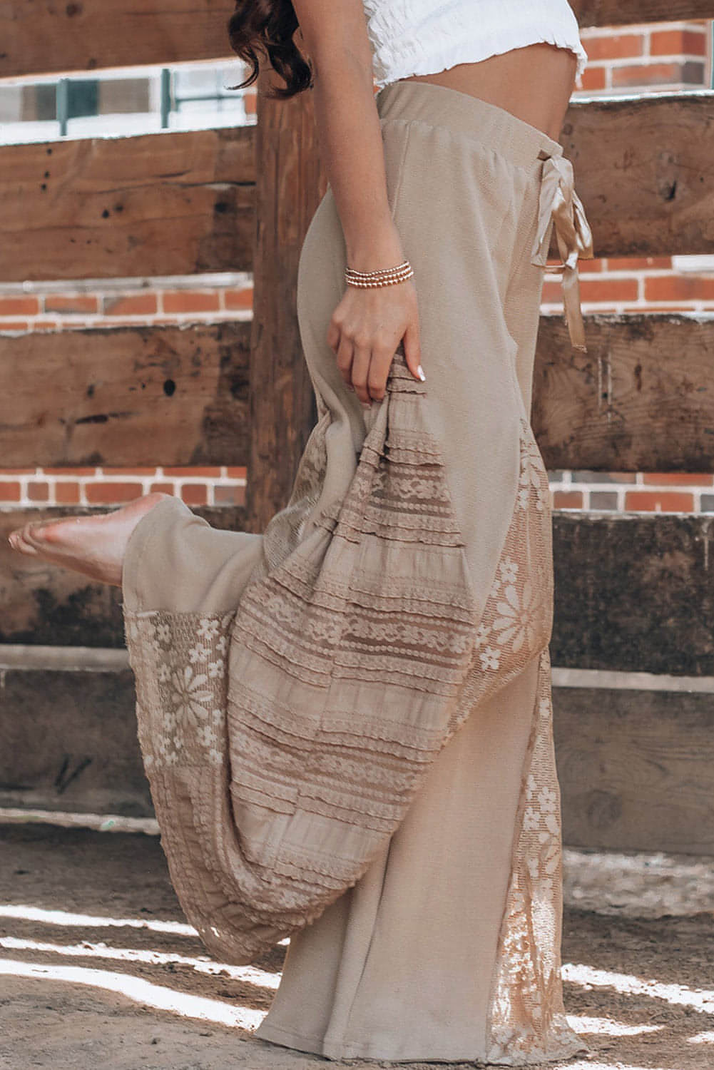 Pantalones anchos de cintura alta con parches de encaje estilo bohemio en gris humo