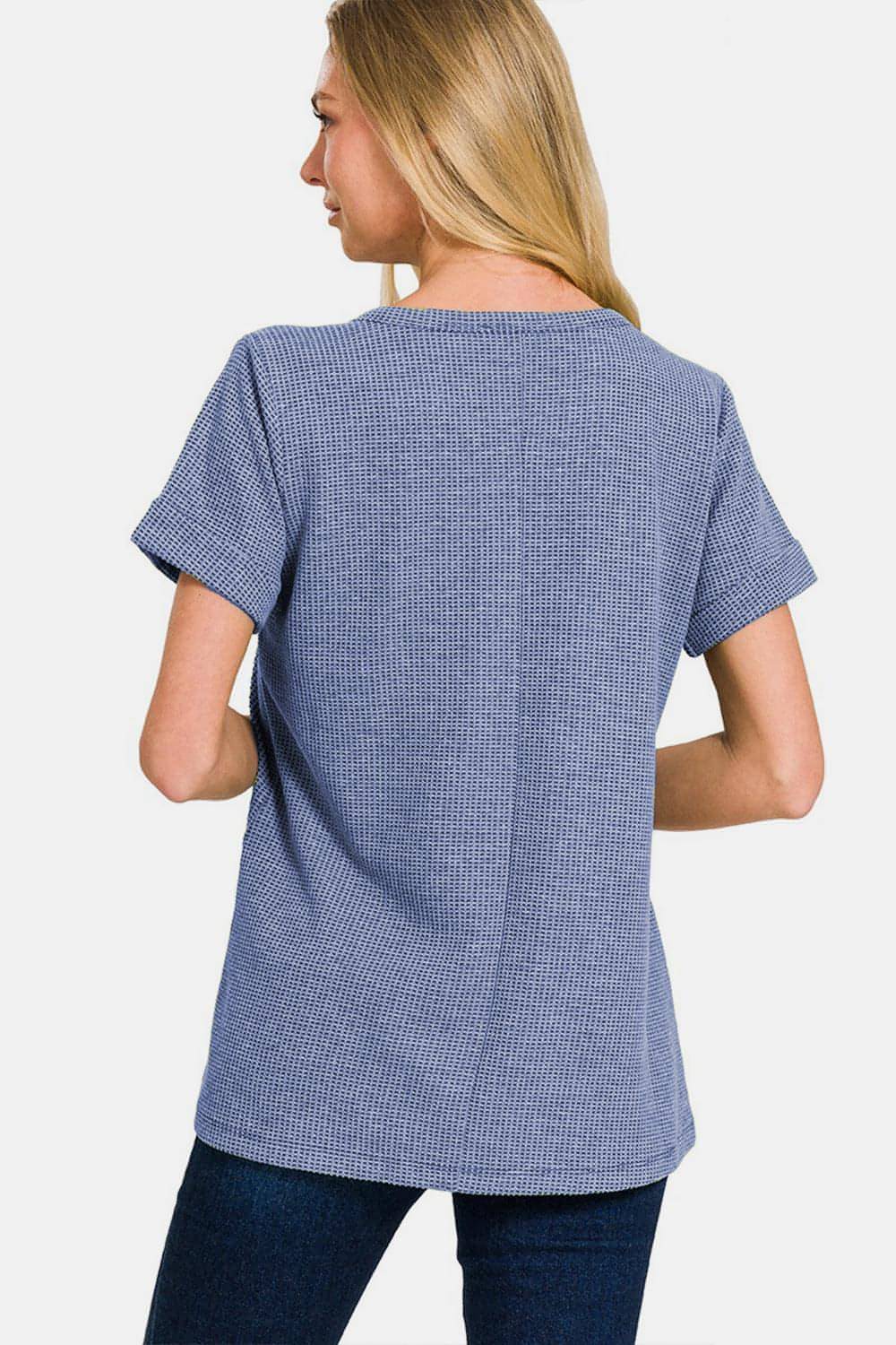 Camiseta de manga corta con muescas y diseño de gofres de Zenana
