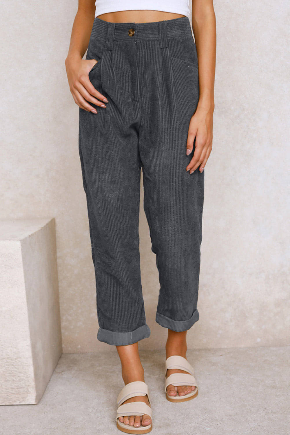 Graue Cordhose mit hohem Bund und geradem Bein