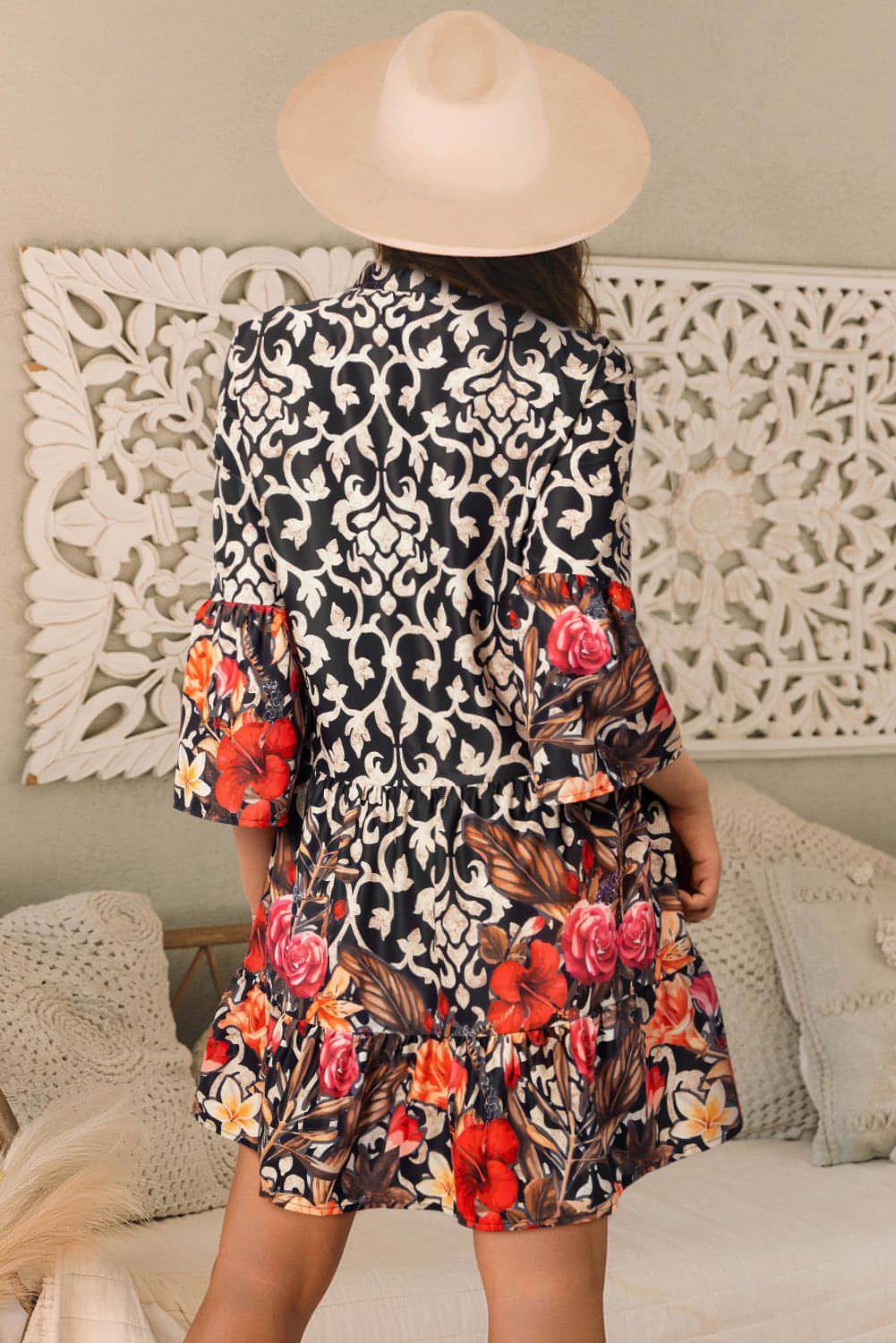 Vestido acampanado con cuello abierto y estampado floral retro negro