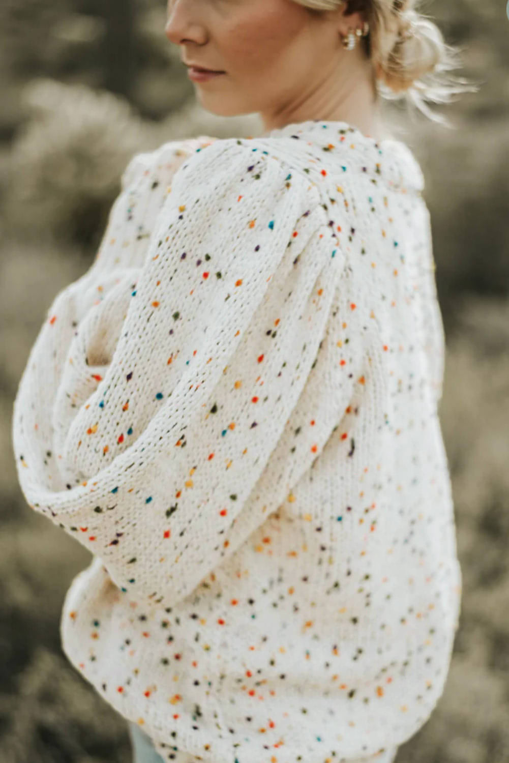 Pull à col rond en tricot torsadé à pois colorés et confettis beige