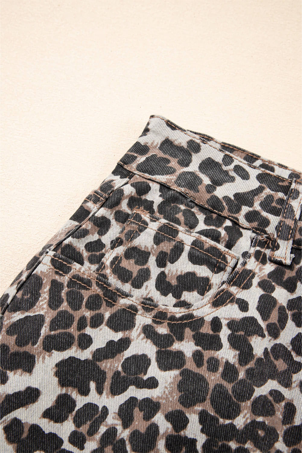 Khakifarbener Denim-Minirock mit Leopardenmuster