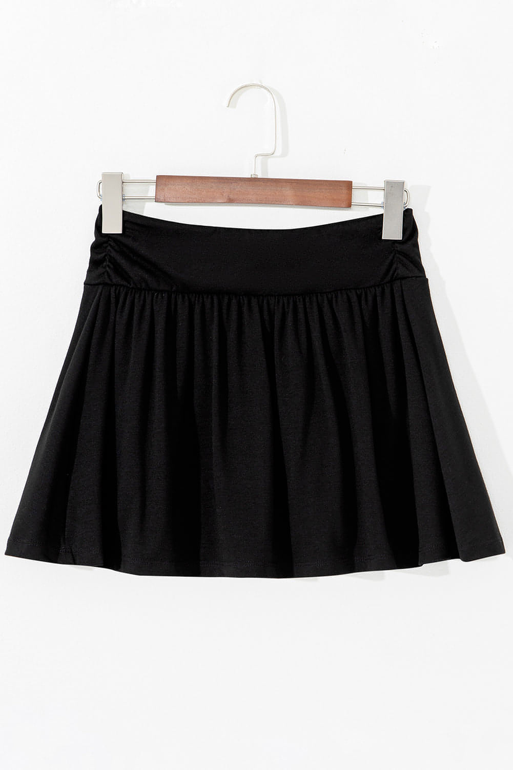 Schwarzer, geraffter Skort mit breitem Bund