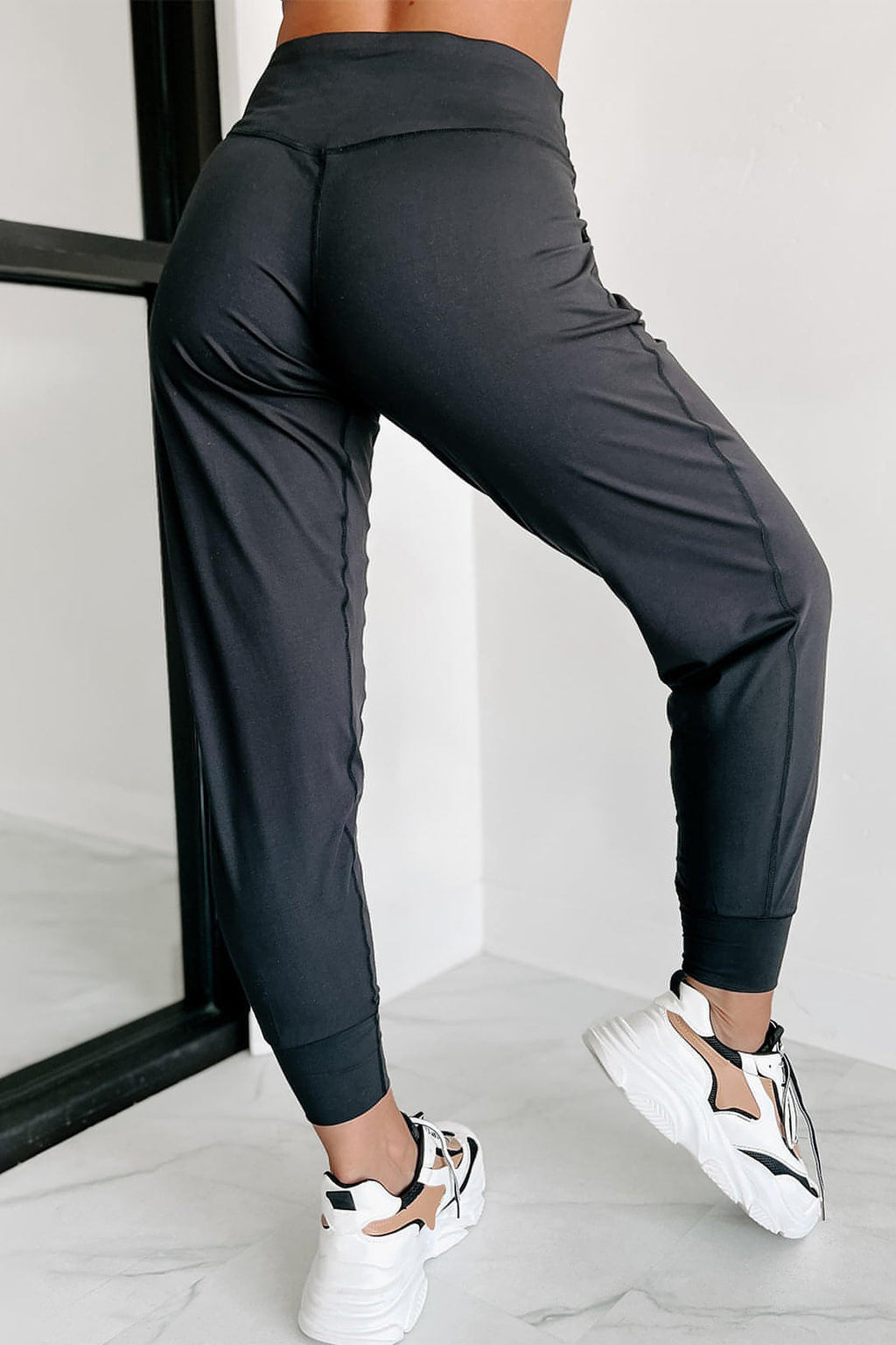 Schwarze Jogginghose mit freiliegender Naht und hoher Taille und Taschen