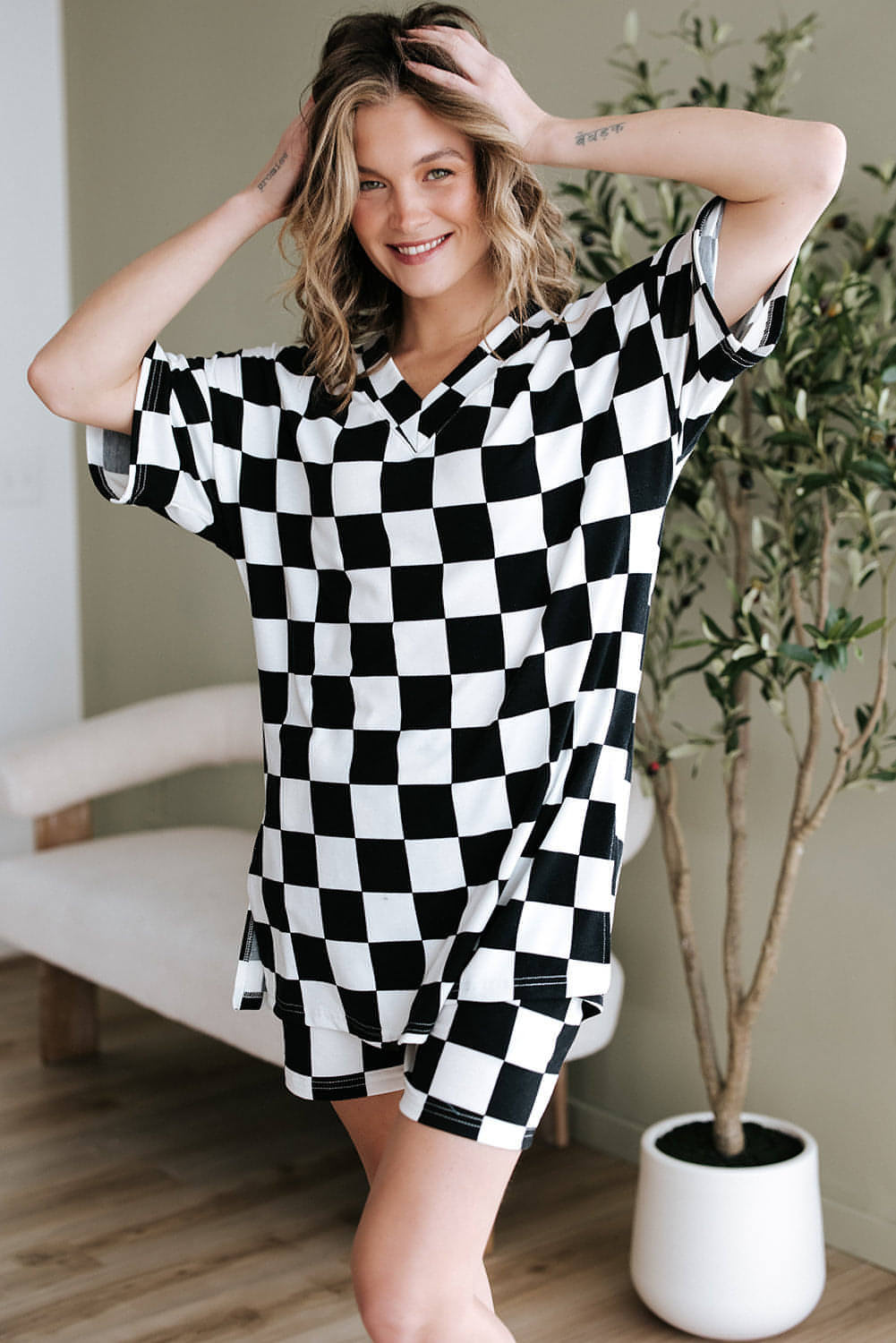 Conjunto de estar por casa con camiseta holgada y pantalones cortos con cuello en V y estampado de cuadros negros