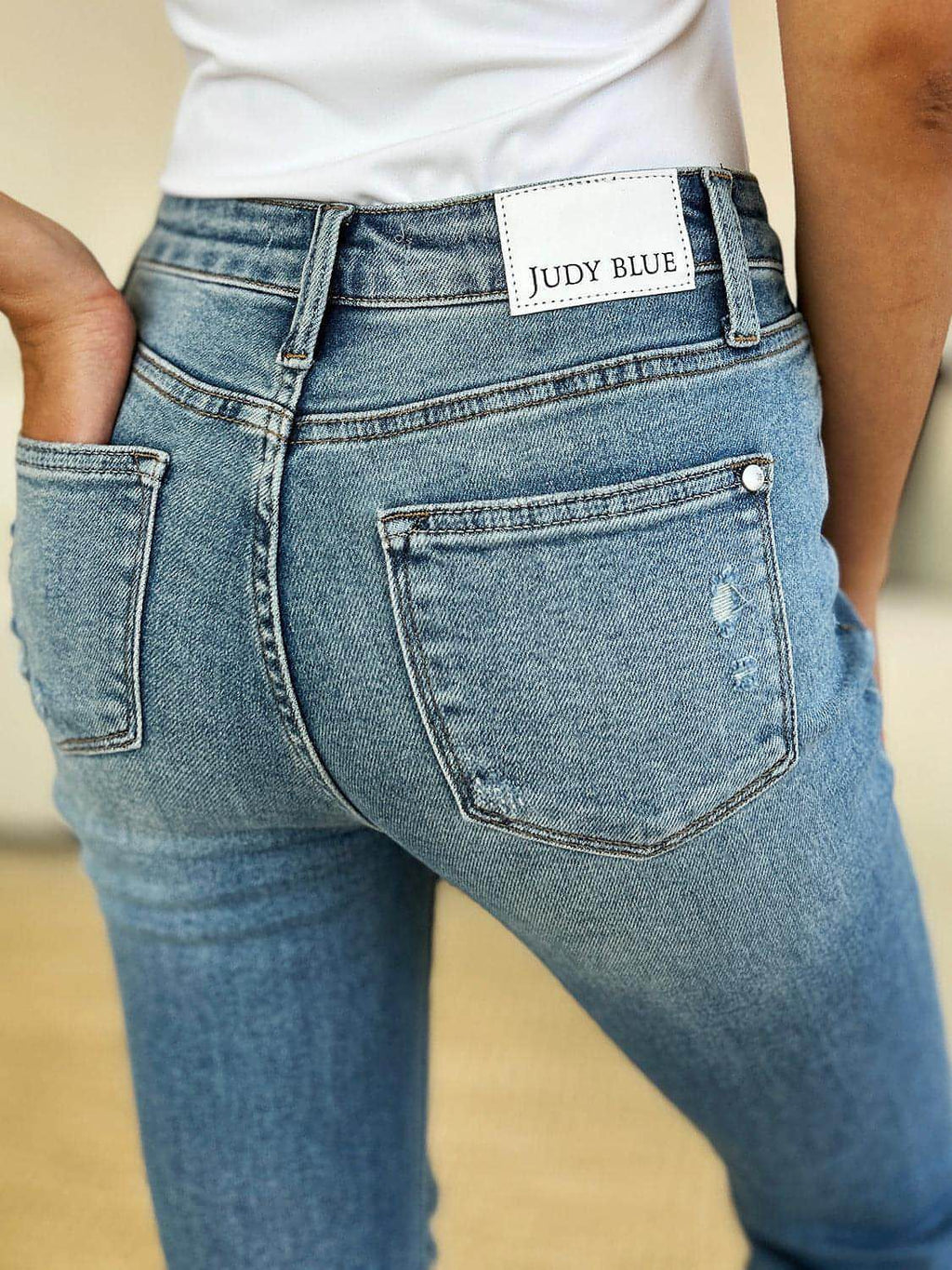 Blaue Judy-Jeans in voller Größe mit mittelhohem Bund und zerstörtem Saum