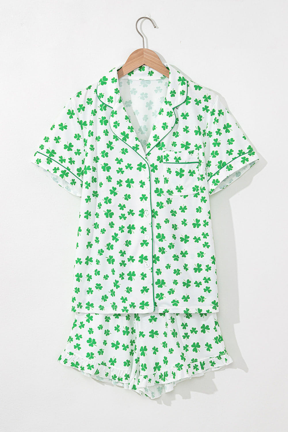 Pyjama-Set mit kurzen Ärmeln und gerüschten Shorts mit grünem Kleeblattmuster