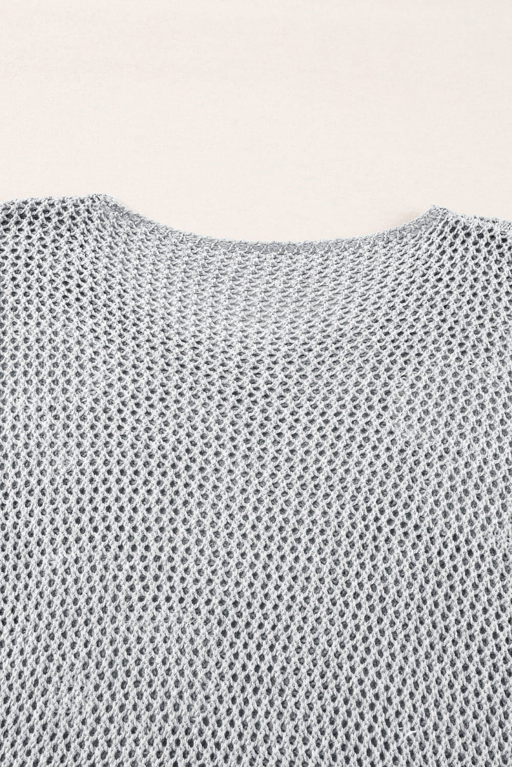 Maglione con spalle scese in maglia lavorata a fiore grande grigio chiaro