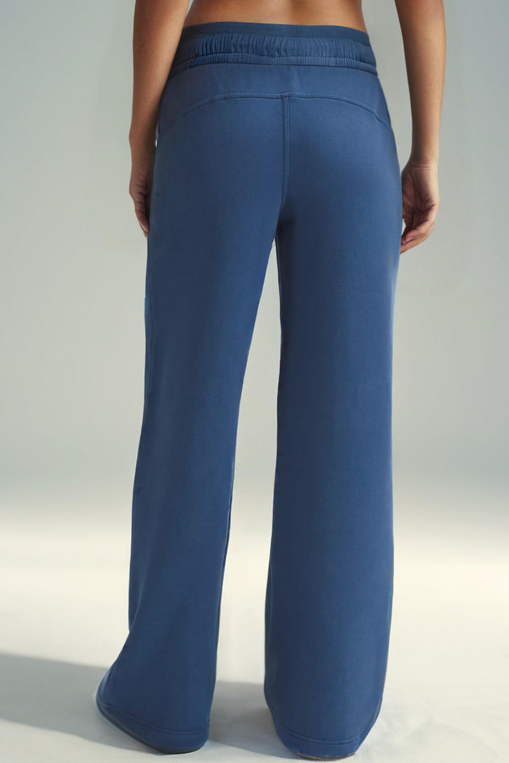 Pantalones deportivos de cintura alta, pernera ancha, bolsillos y cordón ajustable en azul marino