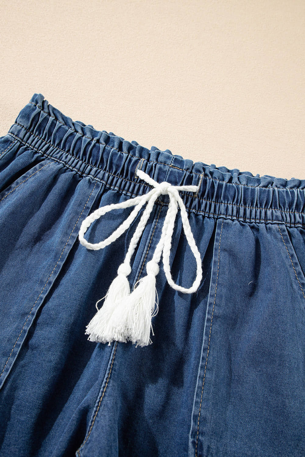 Ashleigh Blue Roh Saum Kordelstring hohe Taille -Jeansshorts mit Taschen