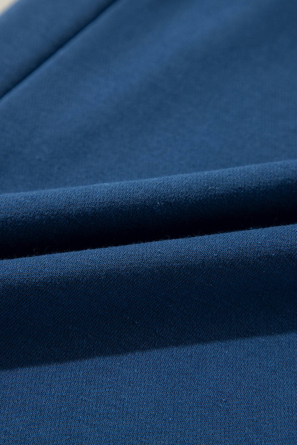 Pantalones deportivos de cintura alta, pernera ancha, bolsillos y cordón ajustable en azul marino