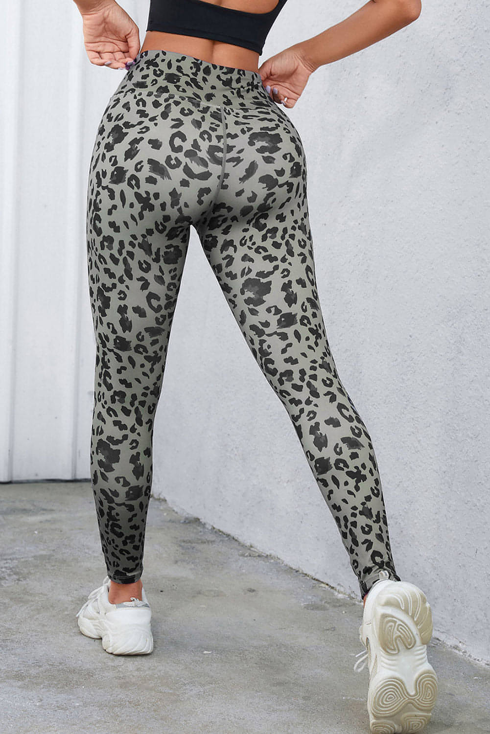 Leggings deportivos con estampado de leopardo clásico en gris