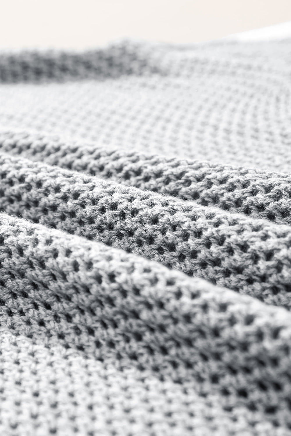 Maglione con spalle scese in maglia lavorata a fiore grande grigio chiaro