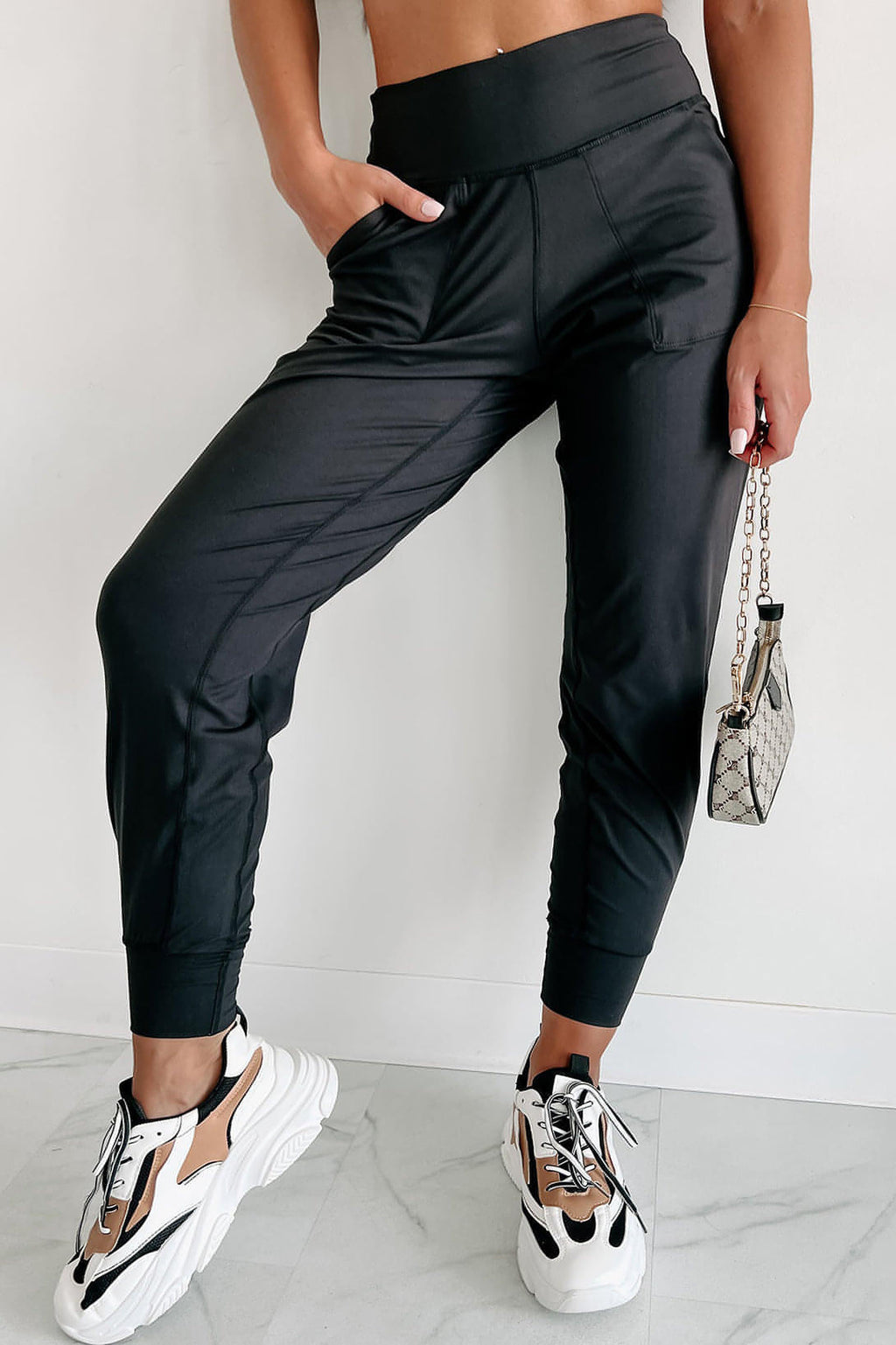 Schwarze Jogginghose mit freiliegender Naht und hoher Taille und Taschen