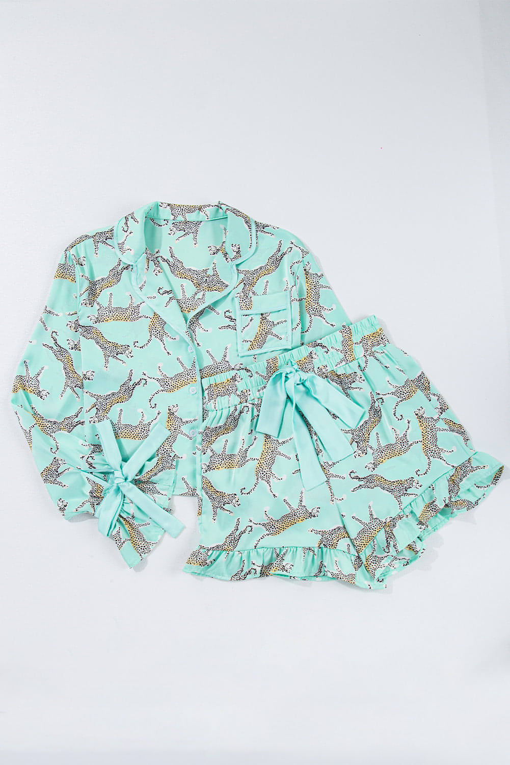 Grünes Pyjama-Set mit Rüschen aus Satin und Leopardenmuster