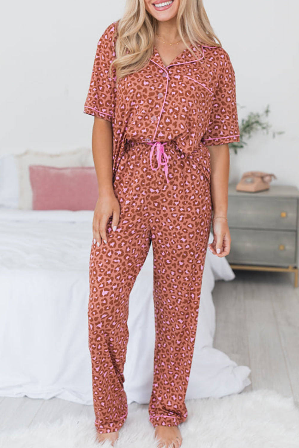 Smeđa majica s leopard printom kratkih rukava i komplet pidžame s hlačama