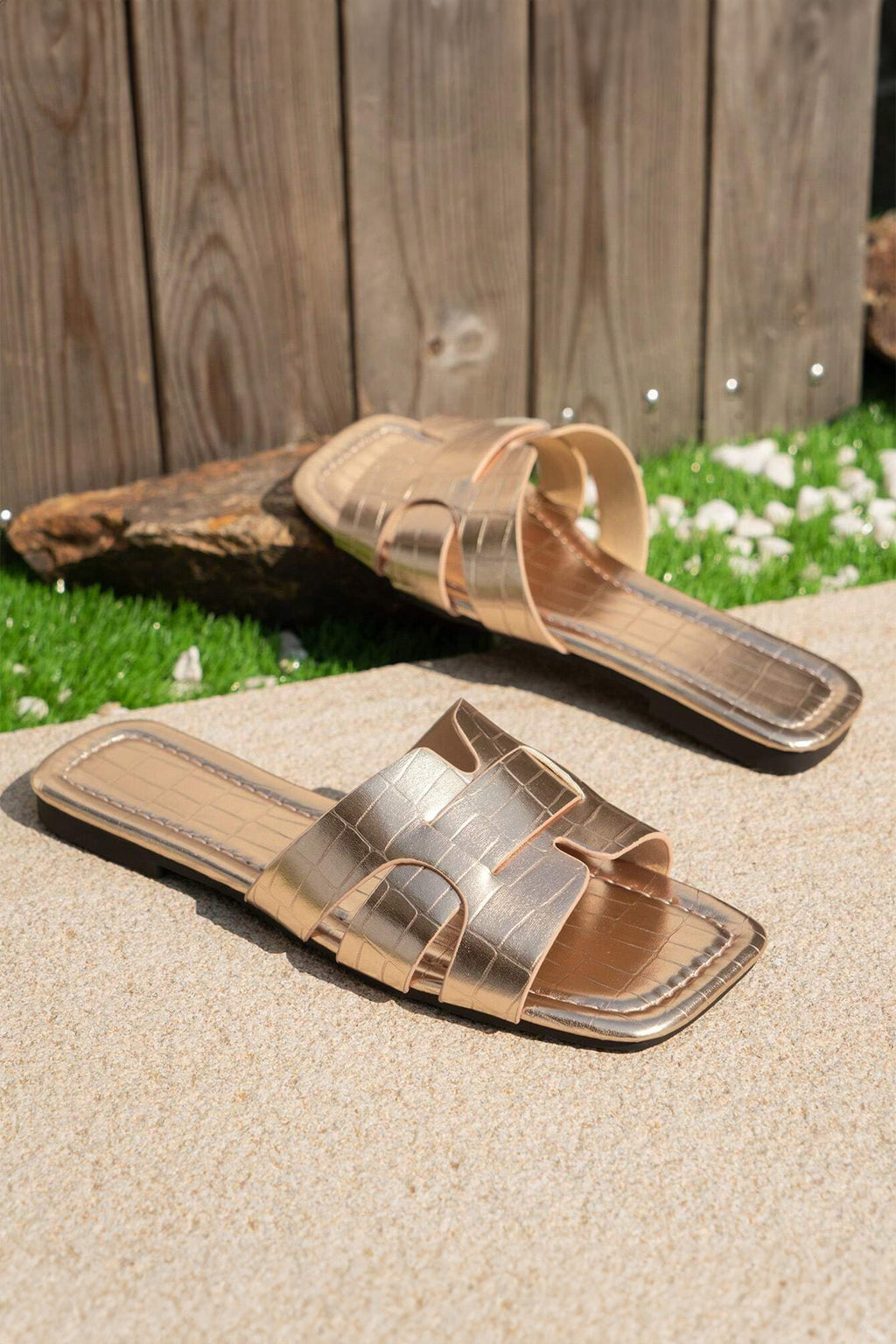 Metallic Crocodile Pattern Roman Style Flat Slippers
