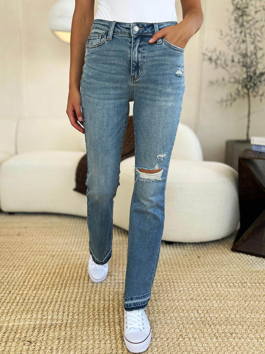 Blaue Judy-Jeans in voller Größe mit mittelhohem Bund und zerstörtem Saum