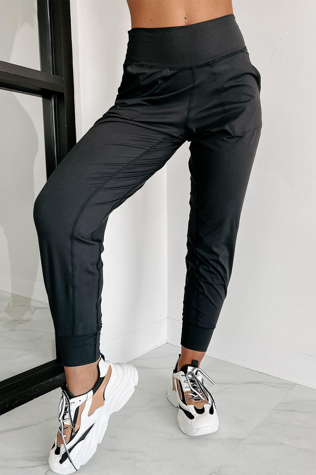 Schwarze Jogginghose mit freiliegender Naht und hoher Taille und Taschen
