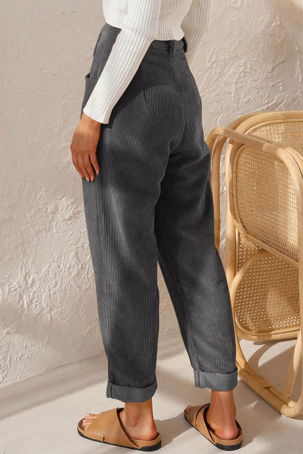 Graue Cordhose mit hohem Bund und geradem Bein