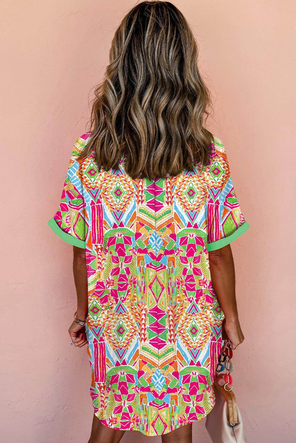 Orangefarbenes, kurzärmliges Hemdkleid mit geometrischem Print und Kontrast
