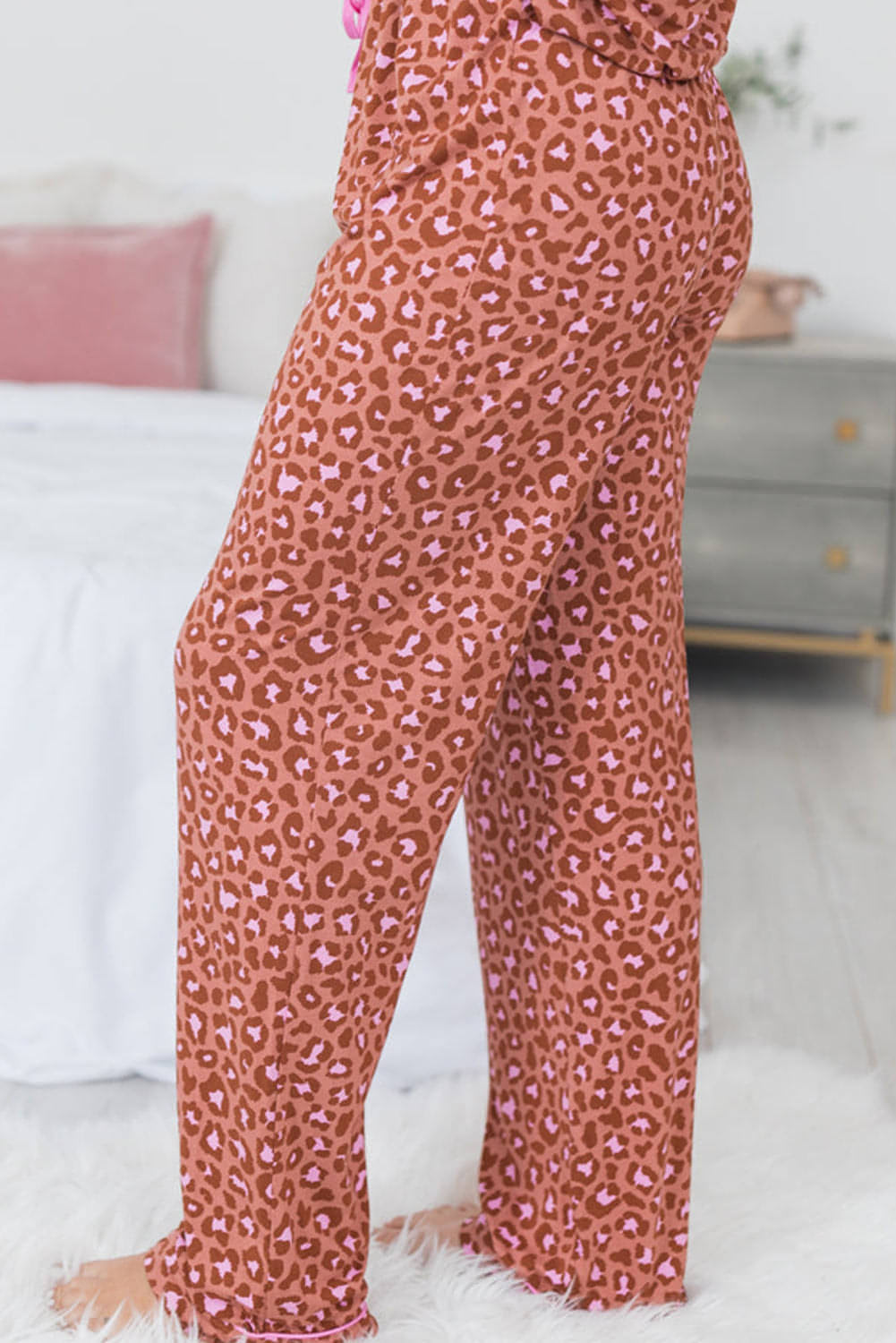 Smeđa majica s leopard printom kratkih rukava i komplet pidžame s hlačama