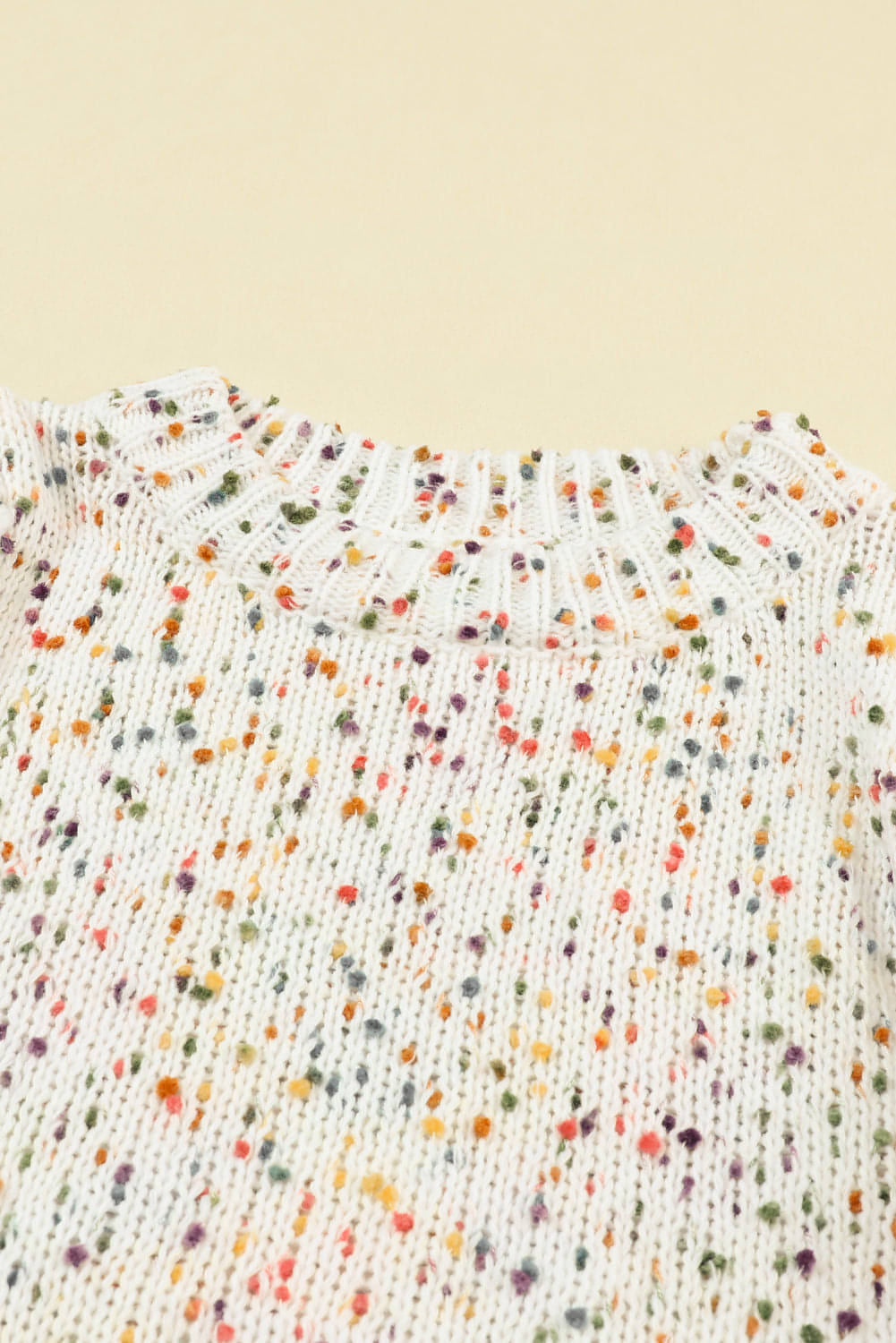 Pull à col rond en tricot torsadé à pois colorés et confettis beige