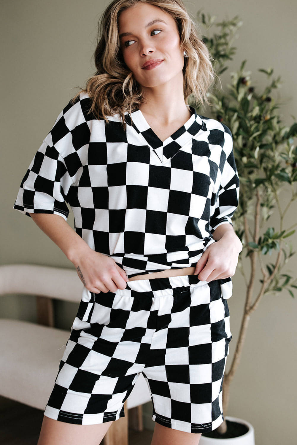 Conjunto de estar por casa con camiseta holgada y pantalones cortos con cuello en V y estampado de cuadros negros