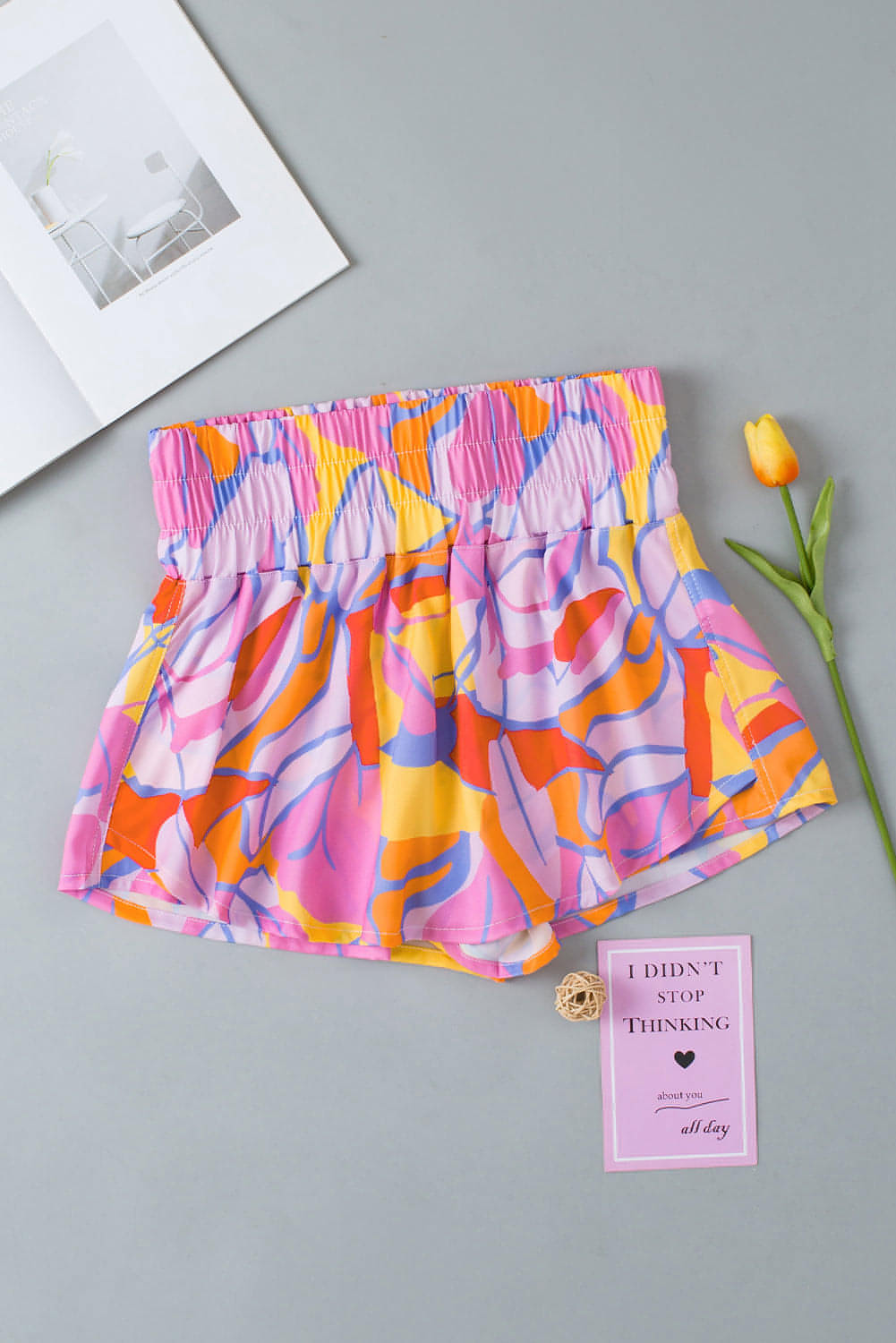 Pantaloncini casual a vita smock con stampa astratta viola