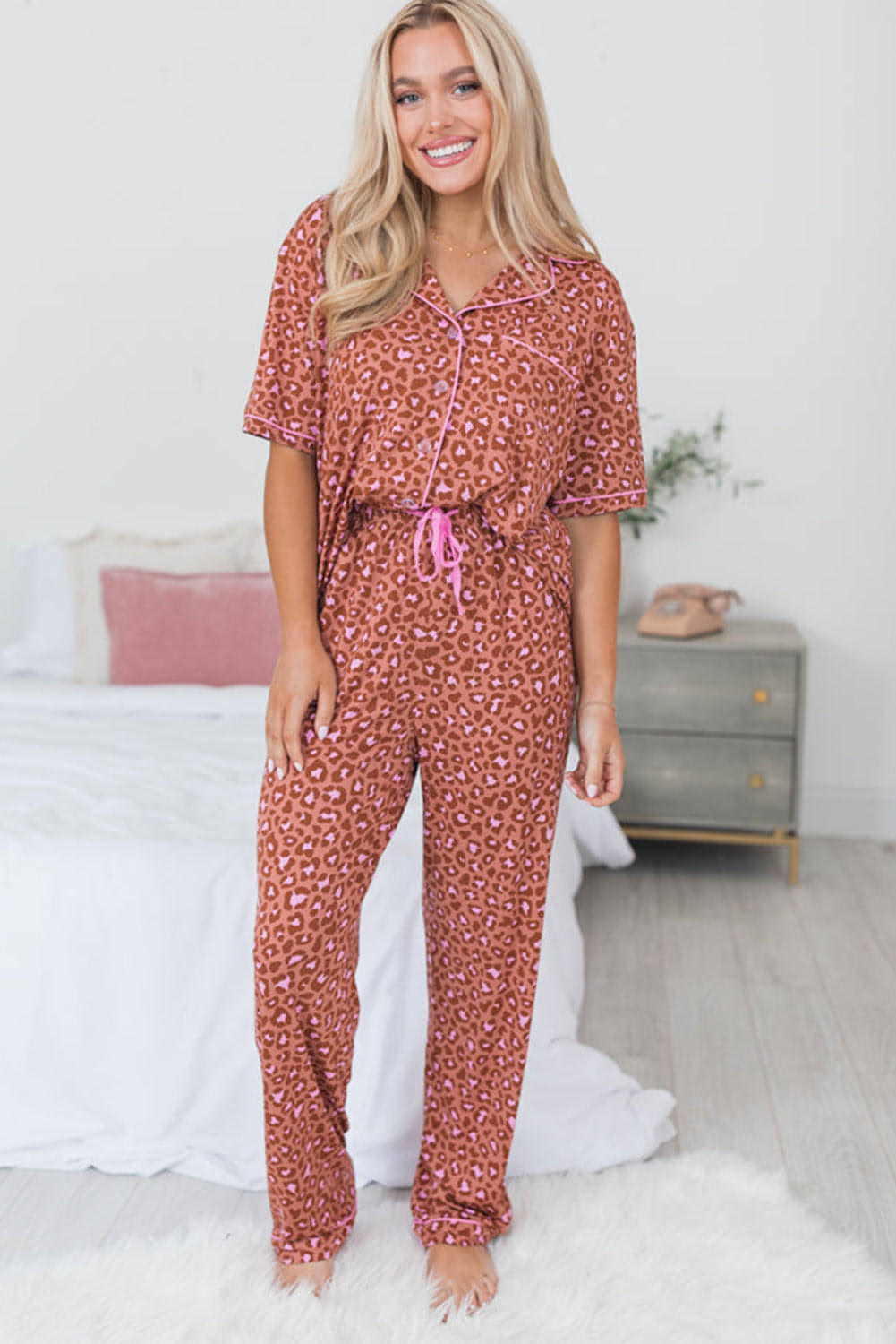 Smeđa majica s leopard printom kratkih rukava i komplet pidžame s hlačama