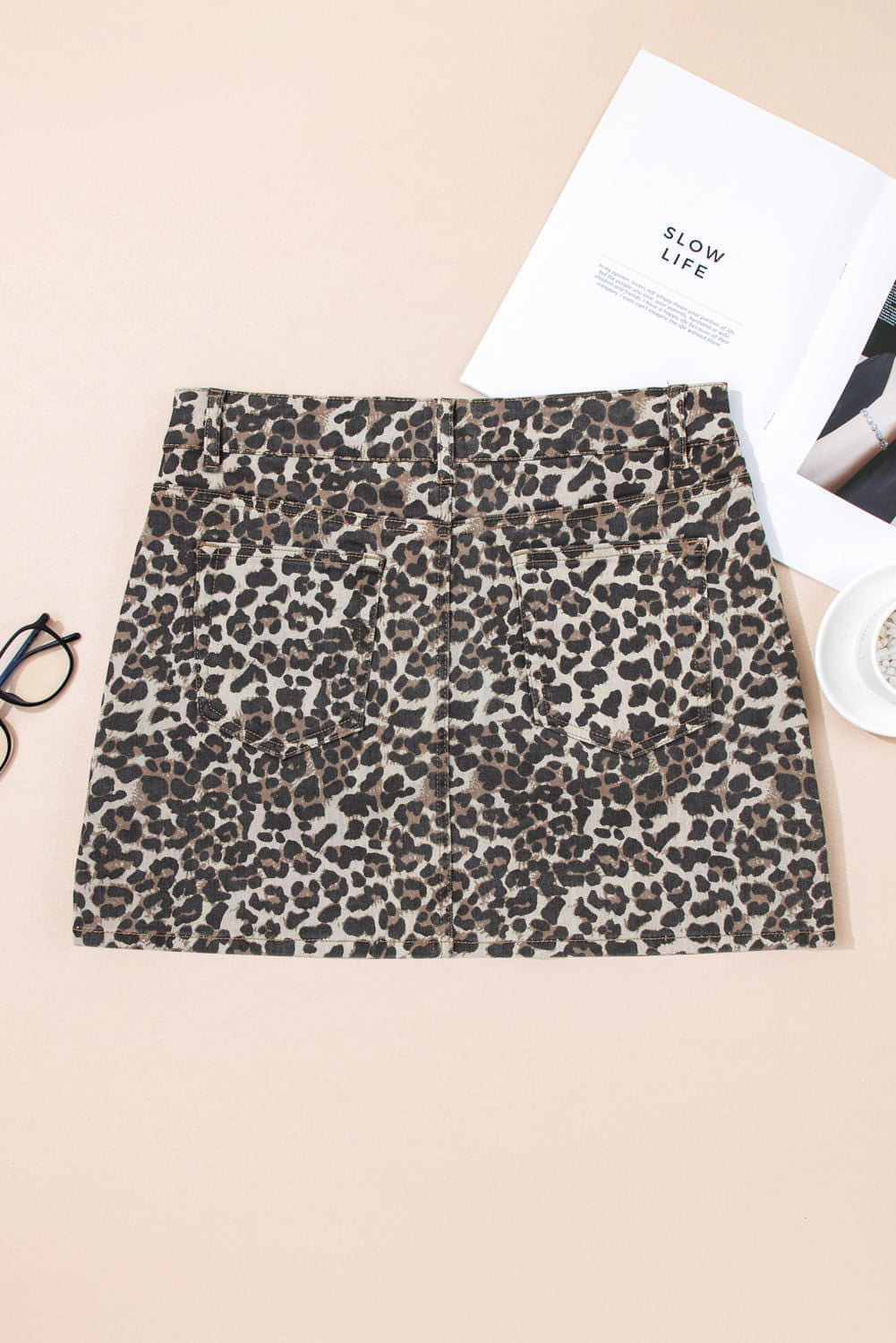 Khakifarbener Denim-Minirock mit Leopardenmuster