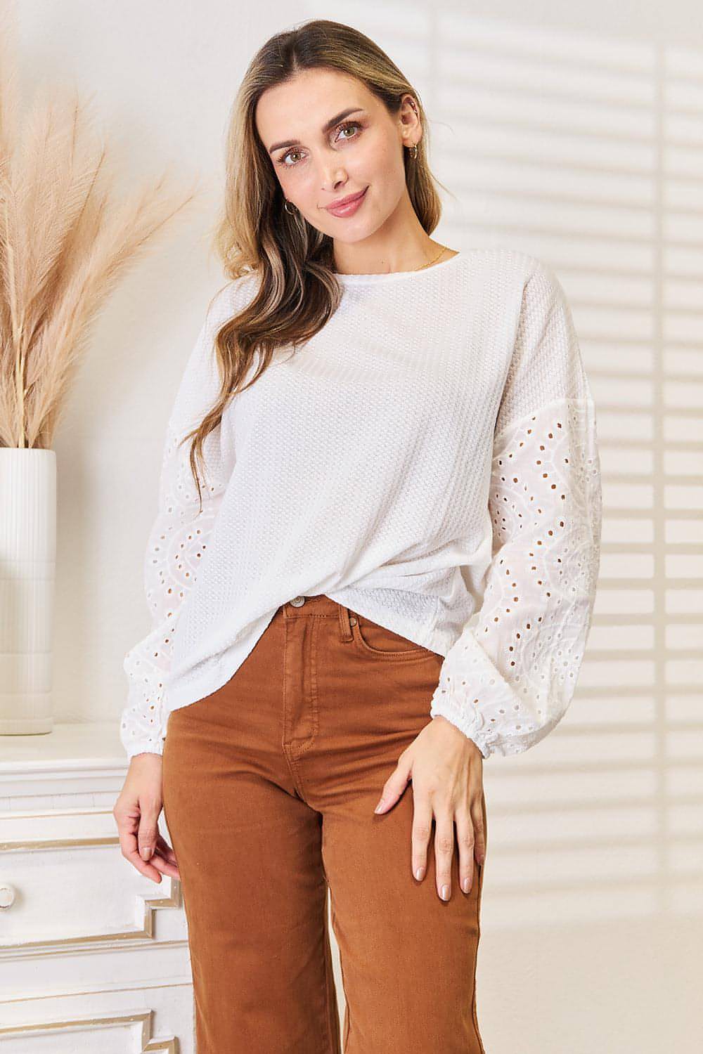 Bluse mit Rundhalsausschnitt, überschnittenen Schultern und glänzender Öse